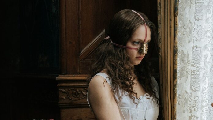 Dirigido por Emilie Blichfeldt, em sua estreia corajosa e impressionante, o filme transforma a clássica história da Cinderela em um pesadelo satírico